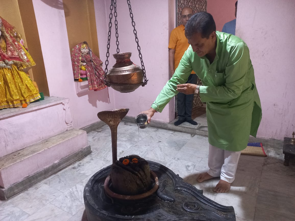 बड़ी खबर: ग्याहरवें ज्योतिर्लिंग भगवान केदारनाथ धाम के कपाट श्रद्धालुओं के दर्शन के लिए खोले जाने के अवसर पर कैबिनेट मंत्री डा प्रेमचंद अग्रवाल ने प्राचीन शिवलिंग पर जलाभिषेक कर प्रदेश की खुशहाली की कामना की।