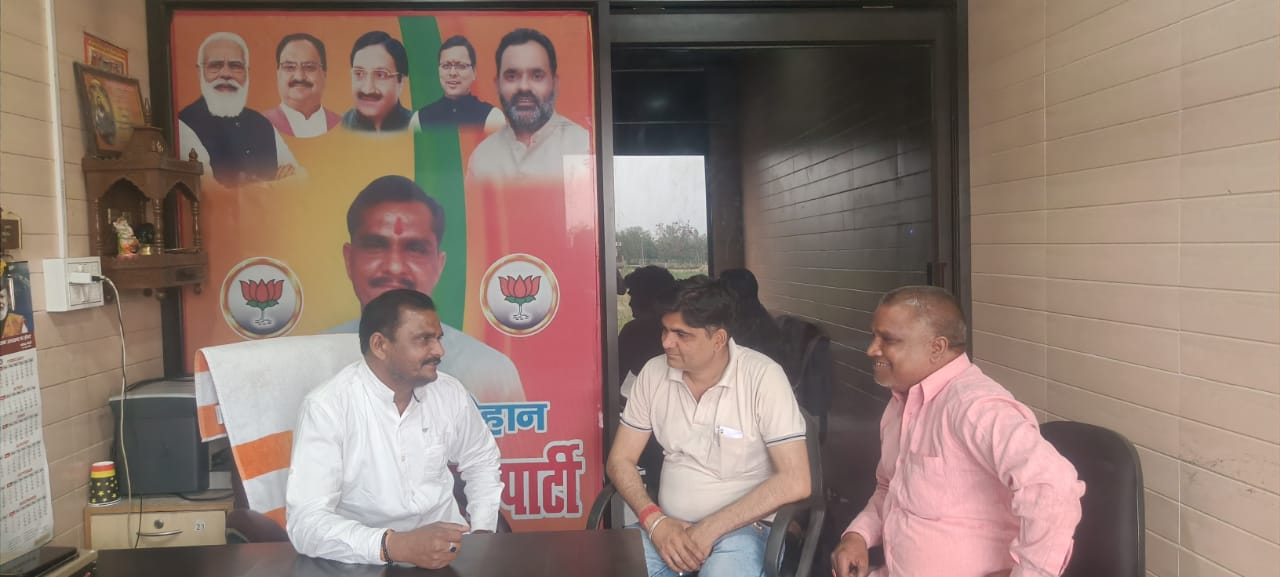 किसान मोर्चा उत्तराखंड प्रदेश कार्यकारिणी सदस्य धर्मेंद्र सिंह चौहान के कैंप कार्यालय पर बैठक का आयोजन किया गया बैठक में कैबिनेट मंत्री चंदन राम दास के निधन पर शोक व्यक्त किया गया !