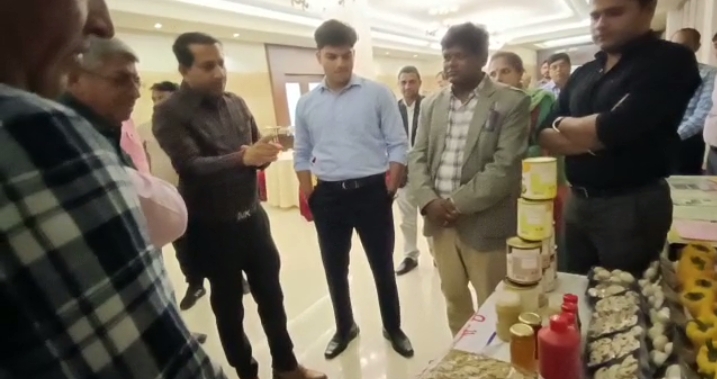हरिद्वार में आईफेड(इण्टरनेशनल फण्ड फॉर एग्रीकल्चरल डेवलेपमेंट) वित्त पोषित परियोजना- ग्रामीण उद्धम वेग वृद्धि परियोजना(रीप) का शुभारम्भ जनपद के समस्त विकासखण्डों में किया जा चुका है,ग्रामीण क्षेत्रों में किसी भी तरह की आजीविका चलाने वाले-किसान, मशरूम उत्पादनकर्ता स्वयं सहायता समूह आदि की आजीविका में अभिवृद्धि करने के उद्देश्य से रीप के प्रतिनिधि- कण्ट्री हैड सुश्री मीरा मिश्रा, अरविन्द जाम, वीरेन्द्र कुमार गर्ग, महेन्द्र कुमार यादव, विपन कण्डवाल तथा विकास शर्मा ने जनपद हरिद्वार का किया भ्रमण !