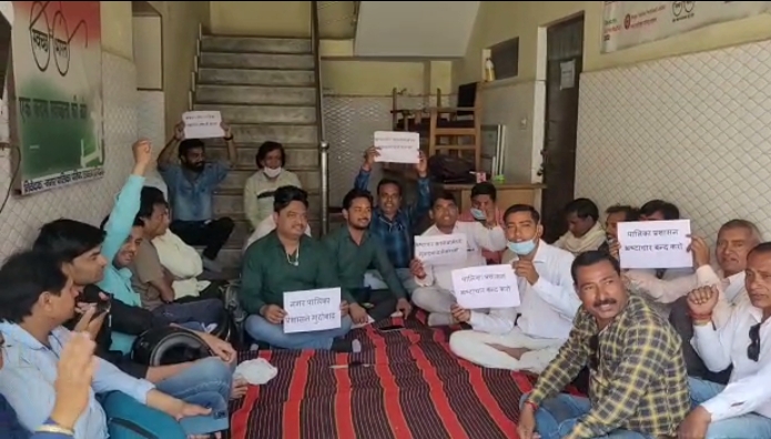 ऑल मीडिया जर्नलिस्ट एसोसिएशन के पदाधिकारियों ने प्रधानमंत्री आवास योजना में गबन के आरोपी के खिलाफ मुकदमा दर्ज करवाने को लेकर किया धरना प्रदर्शन,