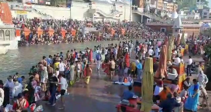 हरिद्वार में वैशाखी के मौके पर गंगा स्नान करने के लिए श्रद्धालुओं की उमड़ी भारी भीड़ !