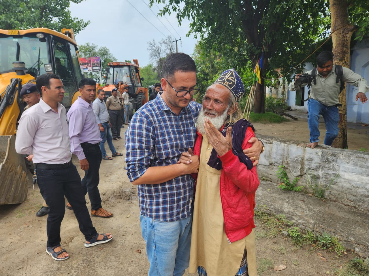 हरिद्वार। जिलाधिकारी विनय शंकर पाण्डेय के निर्देशों के क्रम में एसडीएम पूरण सिंह राणा के नेतृत्व में एक टीम ने सोमवार को बहादराबाद में नहर पटरी पर, जहां पूर्व में सिंचाई विभाग का पनचक्की भवन था, जिस पर कुछ लोगों ने भवन के बाहर व अन्दर दो मजार स्थापित कर दी थी, का निरीक्षण कर अतिक्रमण हटाया !