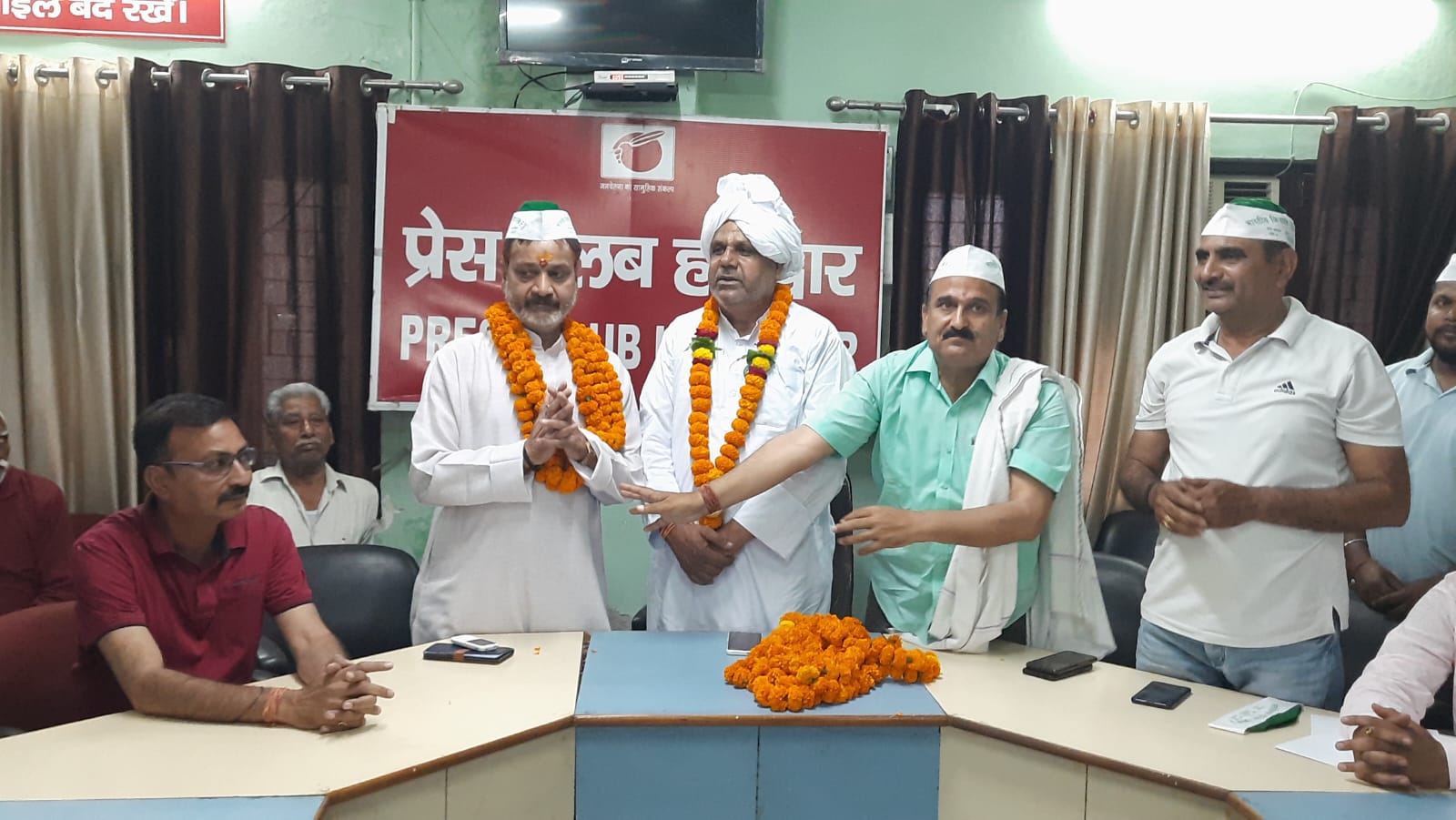 प्रेस क्लब में पत्रकार वार्ता के दौरान उत्तराखंड में हुई भारी बारिश के बाद तमाम किसान संगठनों ने सरकार से किसानों के लिए राहत पैकेज की मांग की है।