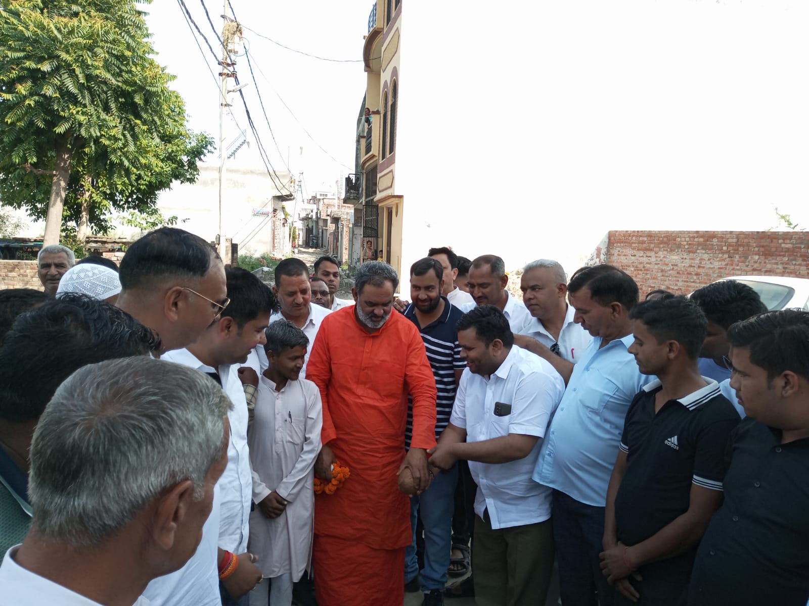 ग्राम सराय में जिला पंचायत सदस्य निधि से अनेक इंटरलॉकिंग टाइल्स सड़को का स्वामी यतिस्वरानंद ने नारियल फोड़ किया उद्घाटन,