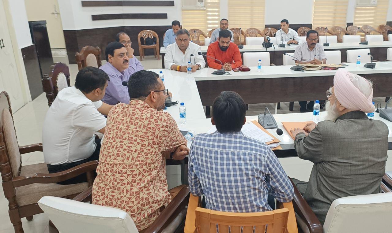 हरिद्वार: जिलाधिकारी विनय शंकर पाण्डेय की अध्यक्षता में शनिवार को कलक्ट्रेट सभागार में गुरूद्वारा ज्ञान गोदड़ी हेतु उपयुक्त भूमि चिह्नित किये जाने के सम्बन्ध में एक बैठक आयोजित हुई।