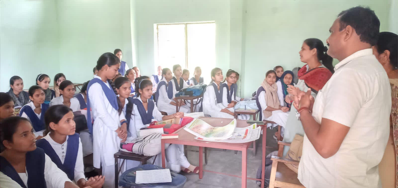 आदर्श बाल सदन इंटर कॉलेज बहादरपुर जट में अमेरिका इंडिया फाउंडेशन के द्वारा चलाए जा रहे मानसी 2.0 अभियान के अंतर्गत बालिकाओं की जागरूकता गोष्ठी का आयोजन किया गया ।