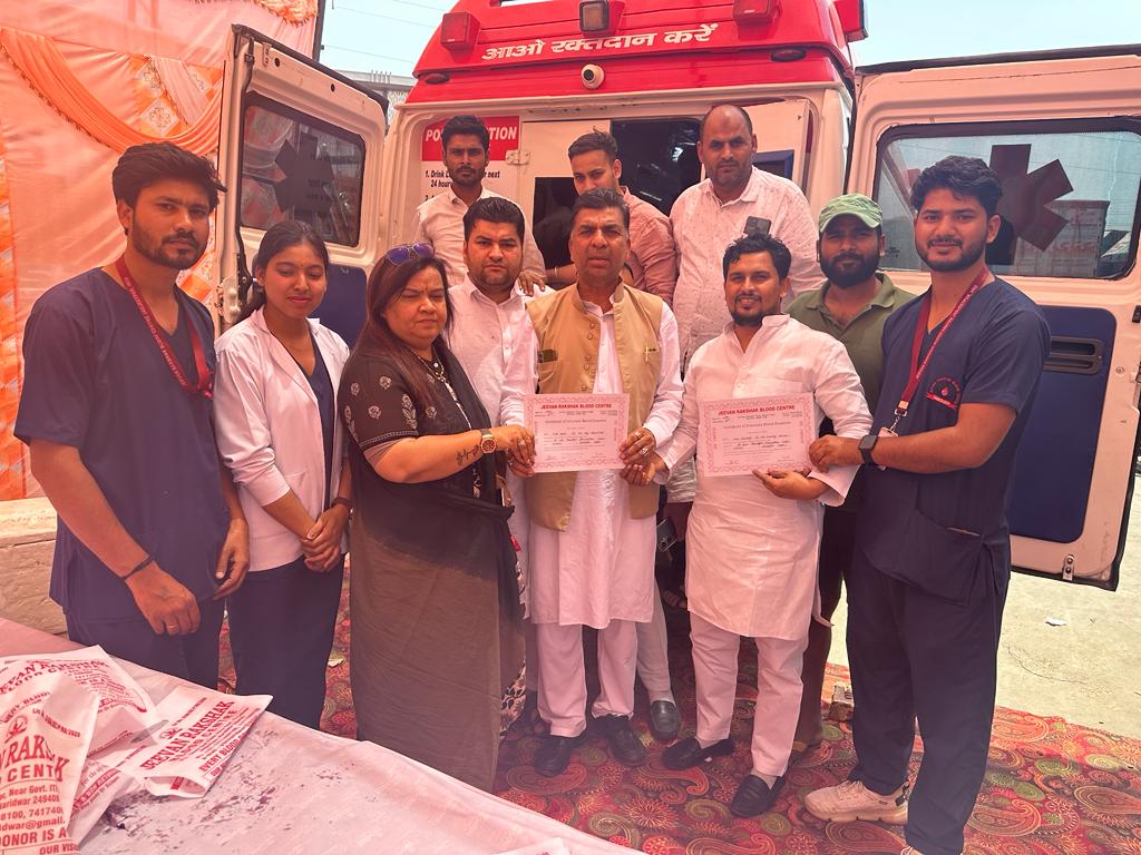 वेल फेयर एशेसियन द्वारा सुपर फाइट कैरियर कार्यालय पर एक विशाल शिविर लगाकर जीवन रक्षक बल्ड सेन्टर को लगभग 50 लोगों ने अपनी इच्छा से रक्त दान किया, आफाक अली