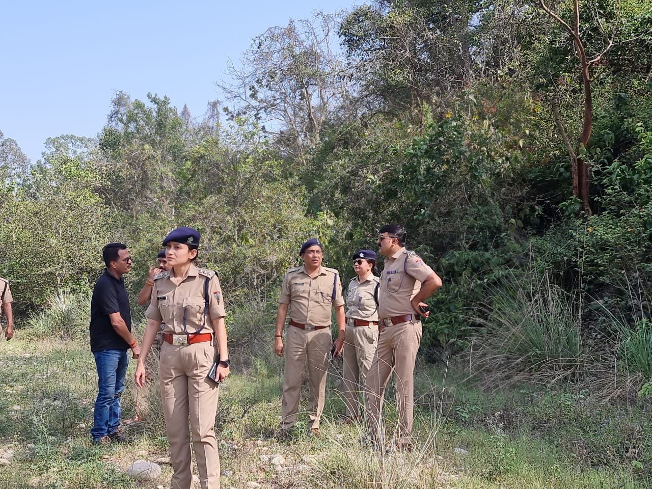 इससे पहले भी 2 दिन पूर्व में बहादराबाद थाना पुलिस और बदमाशों की मुठभेड़ हुई थी आज फिर पश्चिमी उत्तर प्रदेश के चेन स्नैचर बदमाशों से हरिद्वार पुलिस की मुठभेड़ मैं एक बदमाश के पैर में लगी गोली दूसरा फरार बदमाश की तलाश जारी