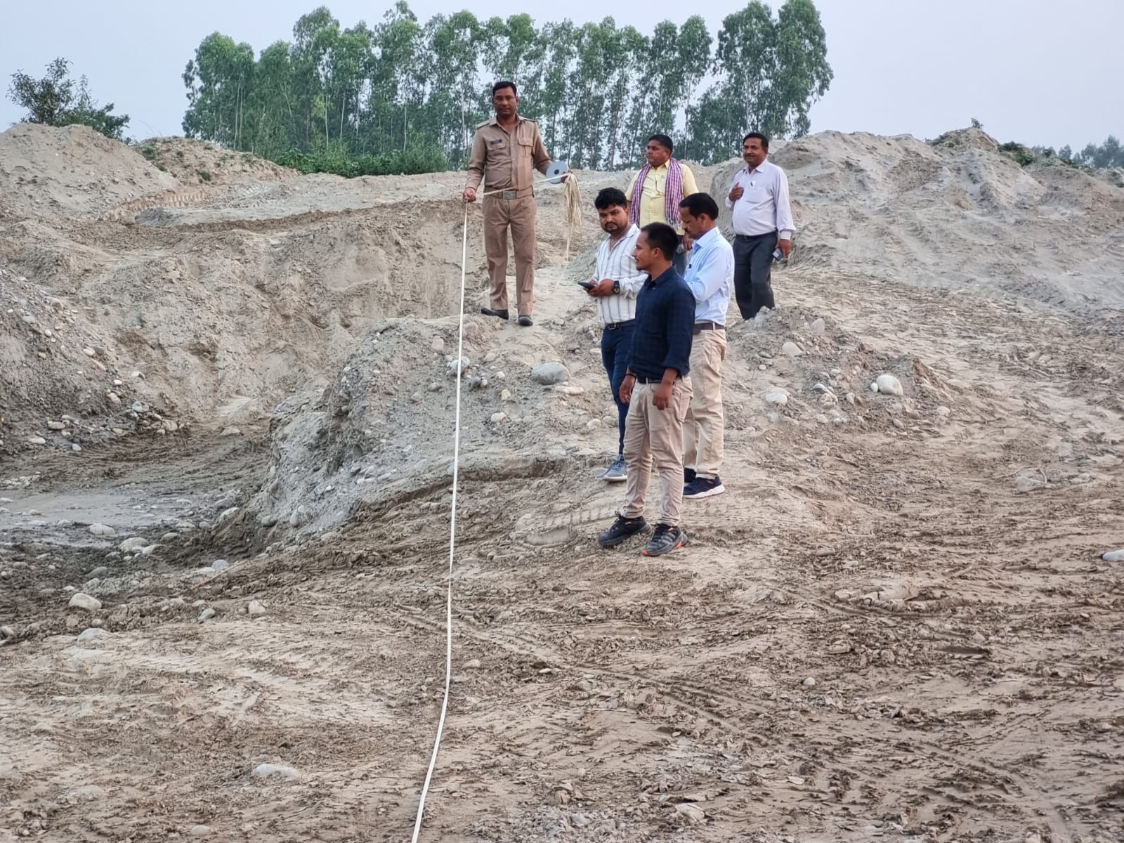 अवैध खनन व परिवहन में राजस्व व खनन विभाग हरिद्वार की कार्यवाही में 2 वाहन, 2 स्टोन क्रेशर व कई अवैध खनन स्थलों पर कार्यवाही।
