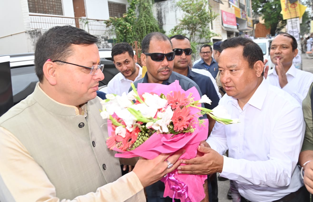 मुख्यमंत्री पुष्कर सिंह धामी ने बुधवार को हरिपुर कलां हरिद्वार में हरि सेवा आश्रम के वार्षिकोत्सव, दशहरा महोत्सव एवं श्रीमद्भागवत कथा ज्ञान यज्ञ में प्रतिभाग किया,उन्होंने इस अवसर पर आयोजित कार्यक्रम का दीप प्रज्ज्वलित कर शुभारम्भ किया तथा आरती एवं पूजा-अर्चना की एवं सन्तों व महात्माओं का आशीर्वाद प्राप्त किया।