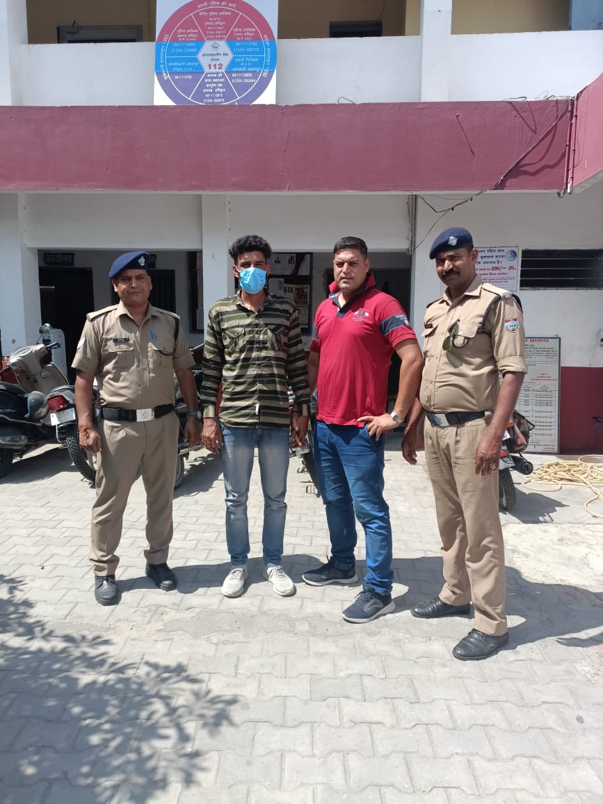 अल्मोड़ा जेल में बंद कुख्यात कलीम ने मांगी थी प्रॉपर्टी डीलर से 01 करोड़ की फिरौती,  एक करोड़ की फिरौती व घर पर फायरिंग करने के संबंध में ₹5000/- का इनामी अभियुक्त नवीन को पुलिस ने किया गिरफ्तार,