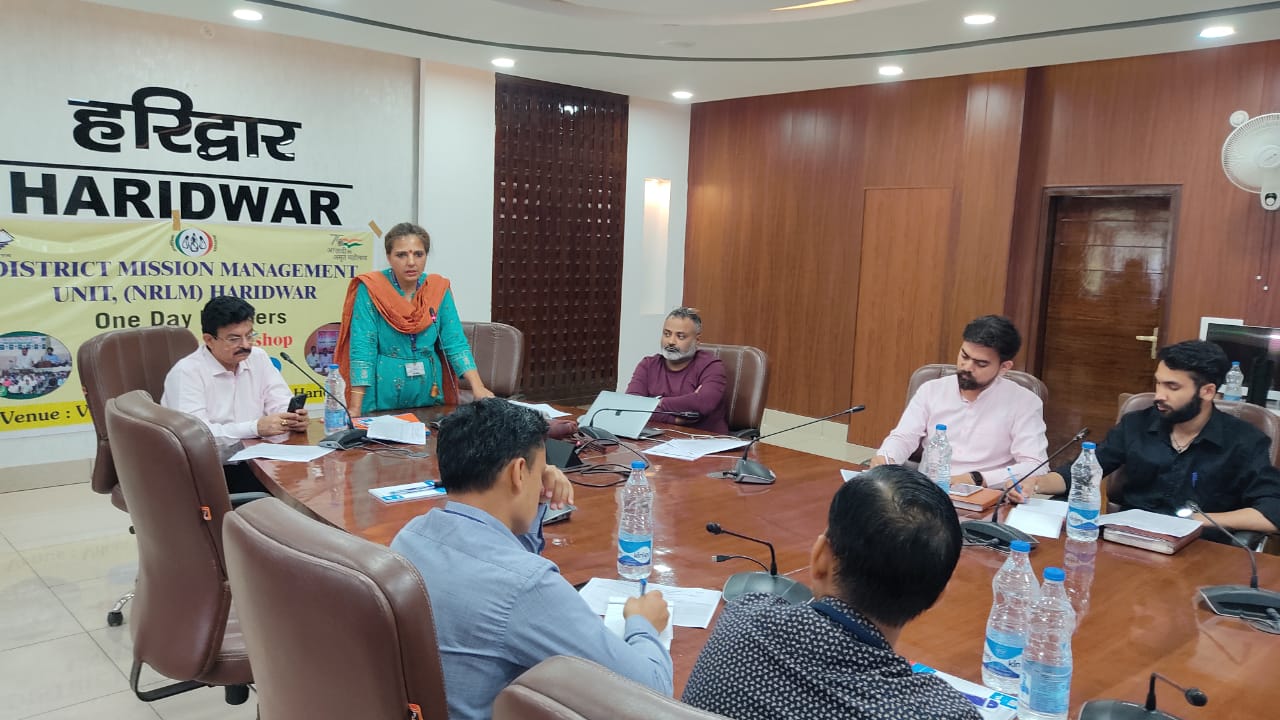 हरिद्वार जिला ग्राम्य विकास अभिकरण हरिद्वार के तत्वावधान में बृहस्पतिवार को विकास भवन के सभागार में डे-एन0आर०एल०एम०(दीन दयाल अन्त्योदय योजना, राष्ट्रीय ग्रामीण आजीविका मिशन) पर बैंको की भूमिका के सम्बन्ध में एक दिवसीय बैंकर्स अभिमुखीकरण कार्यशाला का आयोजन किया गया।