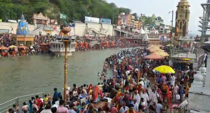 धर्मनगरी हरिद्वार में गंगा स्नान करने वाले श्रद्धालुओं ने लगाई गंगा में डुबकी,
