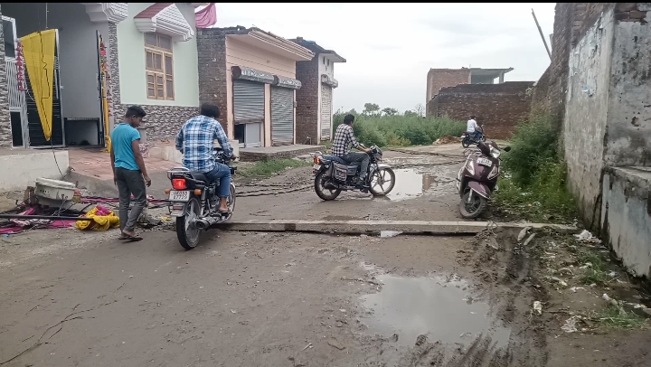 आंधी तूफान आने से मची तबाही कहीं बिजली पोल व कहीं पेड़ गिरने से कई की हुई मौत कई घायल,
