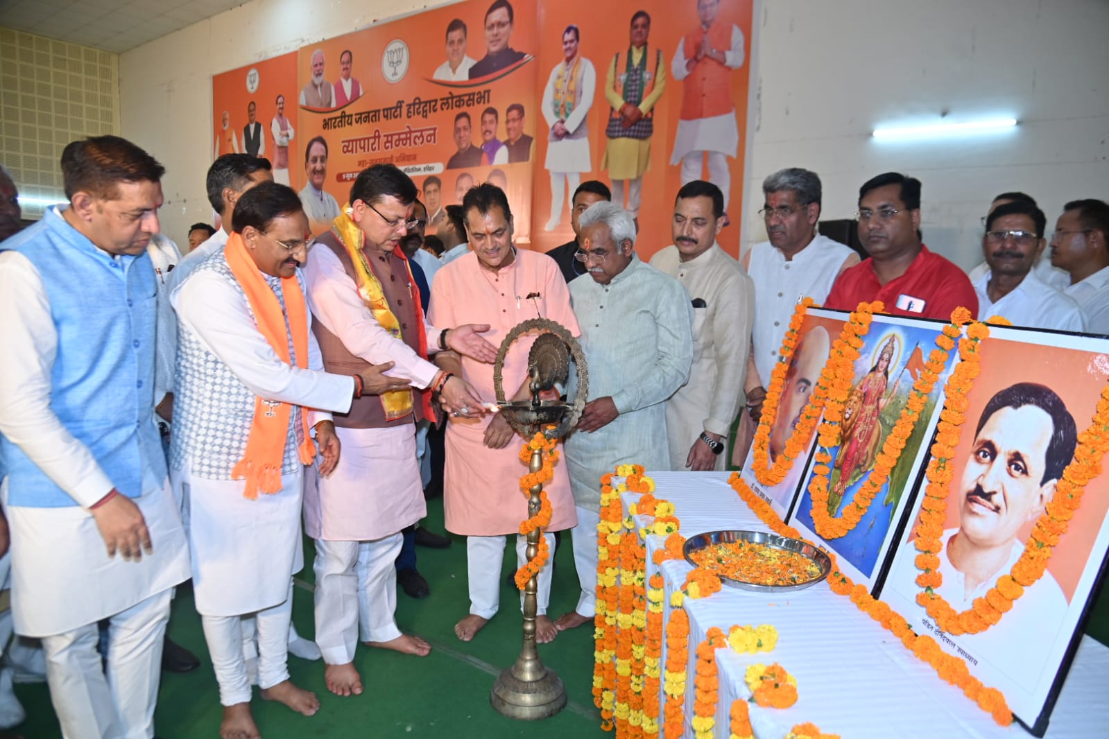 हरिद्वार: मुख्यमंत्री पुष्कर सिंह धामी ने शुक्रवार को ऋषिकुल ऑडिटोरियम में आयोजित ’’व्यापारी सम्मेलन’’ कार्यक्रम में प्रतिभाग किया तथा मंत्रोच्चारण के बीच दीप प्रज्ज्वलित कर कार्यक्रम का शुभारम्भ किया। इस अवसर पर उन्होंने घोषणा की कि व्यापारियों की समस्याओं के समाधान के लिये अपर मुख्य सचिव की अध्यक्षता में एक कमेटी गठित की जायेगी।