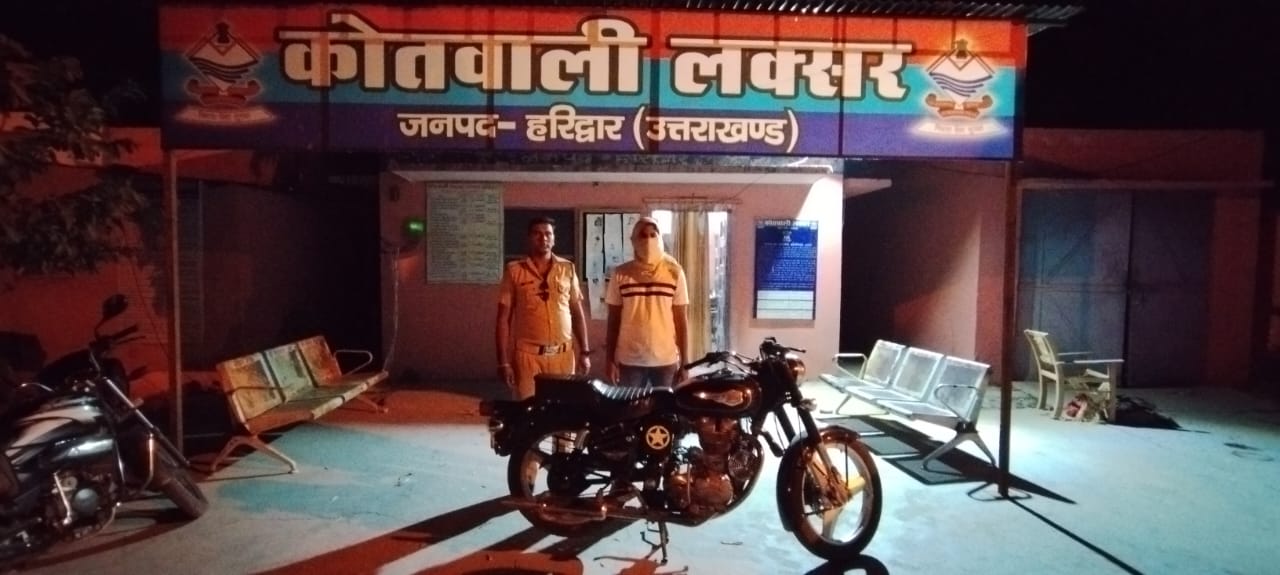 बुलेट सवार युवकों को पटाखे की आवाज गाड़ी से निकालना पड़ा महंगा