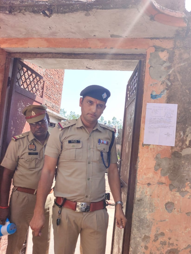 भर्ती घोटाले के वांछित अभियुक्त गणों के घर पर हुई मुनादी  जल्द की जाएगी अभियुक्तों के घर की कुर्की