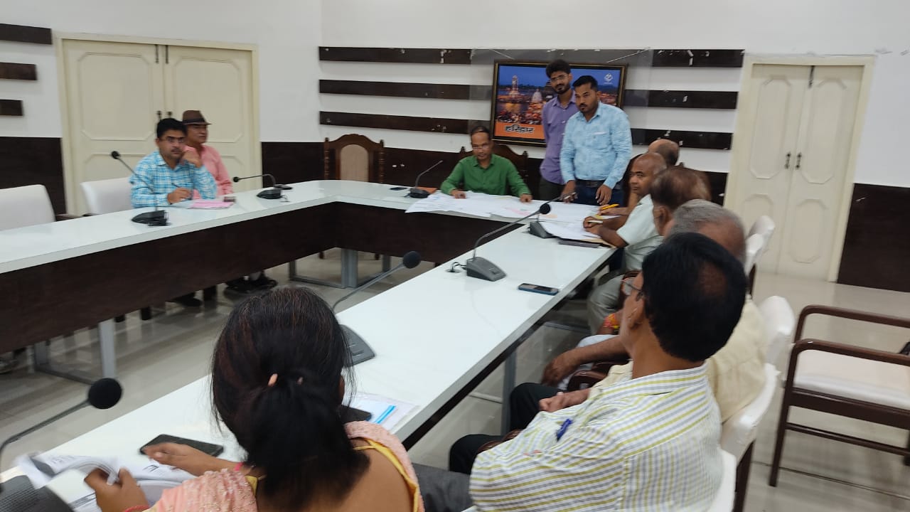 हरिद्वार: अपर जिलाधिकारी पी0एल0 शाह की अध्यक्षता में सोमवार को कलक्ट्रेट सभागार में नगरपालिका शिवालिक नगर के सीमा विस्तार/परिसीमन के सम्बन्ध में एक बैठक आयोजित हुई।