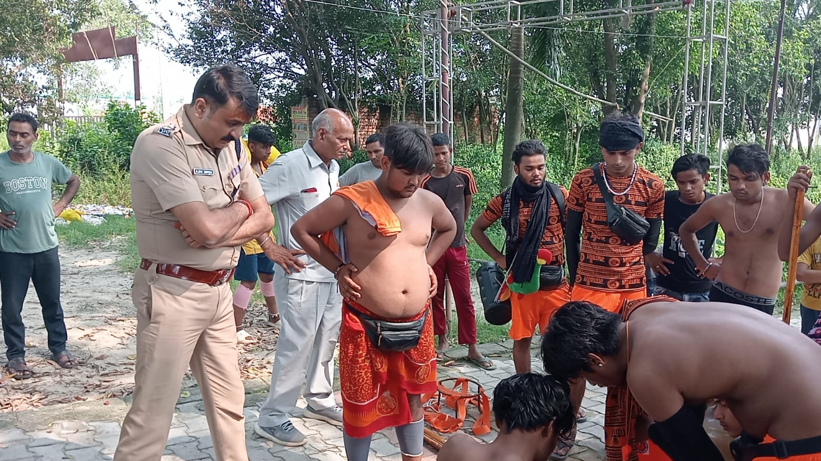 बहादराबाद क्षेत्रांतर्गत ग्राम खेलड़ी हरिद्वार से कांवड़ भरकर जाते हुए, दिल्ली टीम का एक्सीडेंट हो गया। जिनको तत्काल मौके पर पहुंची पुलिस टीम द्वारा गंगाजल मंगाया गया। और कावड़ियों की टीम को सकुशल रवाना किया।