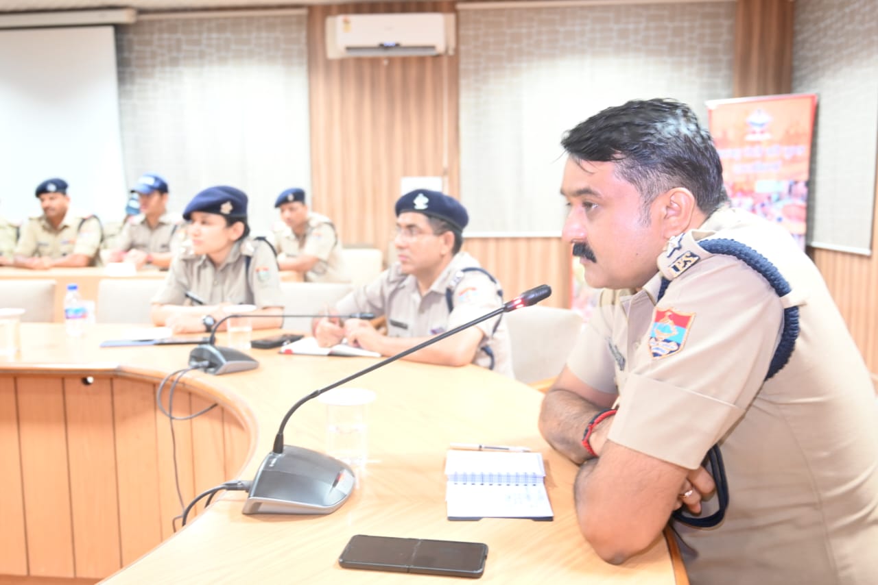 एसएसपी हरिद्वार द्वारा कांवड़ मेला के दृष्टिगत कावड़ मेला ड्यूटी में नियुक्त जल पुलिस, BDS, QRT, ATS, डॉग स्कॉड, संचार /CCTV एवं अन्य इकाइयों के अधिकारी एवं कर्मचारियों के साथ महत्वपूर्ण बिंदुओं पर विचार विमर्श करते हुए।