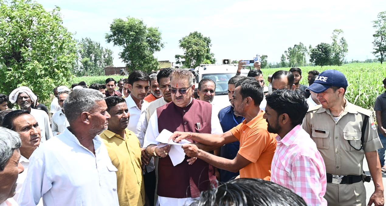 लक्सर, खानपुर, मंगलौर में बारिश के कारण किसानों की फसलों को हुए नुकसान का स्थलीय निरीक्षण करते कृषि मंत्री गणेश जोशी। किन-किन गांव में गए मंत्री देखे सूची