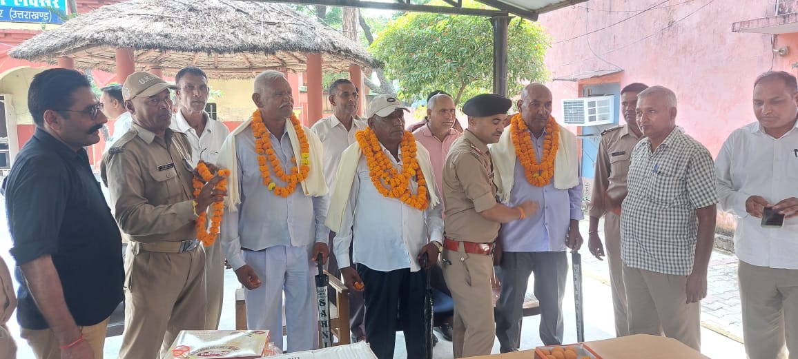 कोतवाली लक्सर में नियुक्त तीन होमगार्ड्स के सेवाकाल पूर्ण होने के कोतवाली परिसर पर विदाई कार्यक्रम आयोजित किया गया।