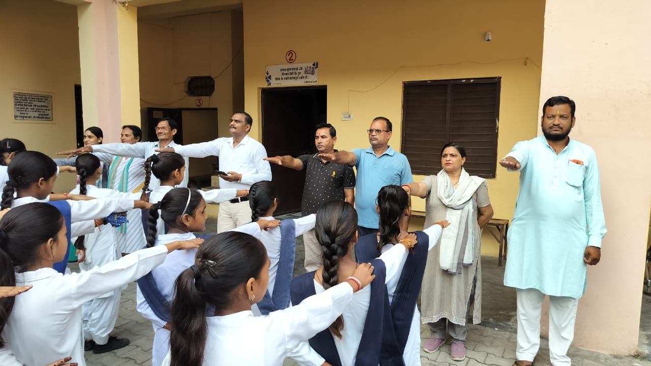 आदर्श बाल सदन इंटर कॉलेज बहादुरपुर जट्ट में हिमालय बचाओ अभियान के अंतर्गत सभी अध्यापक अध्यापिकाओं और छात्राओं को हिमालय संरक्षण की शपथ दिलाई गई।