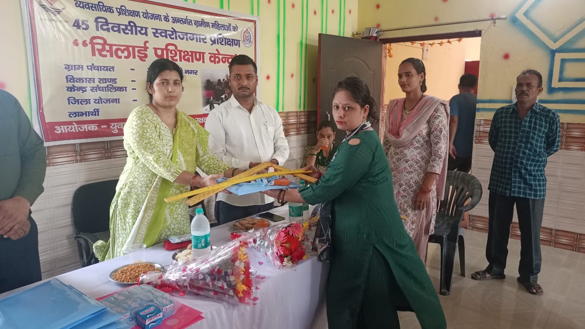 ग्राम पंचायत आदर्श टिहरी नगर में सोमवार को ग्रामीण क्षेत्र में महिलाओ को रोजगार देने के लिए प्रथम बार सिलाई प्रशिक्षण केन्द्र का ब्लाक प्रमुख आशा नेगी व ग्राम प्रधान मनजीत सिंह खरोला ने फीता काटकर किया सुभारम्भ।