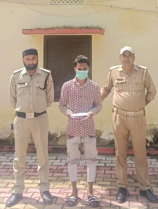अवैध चाकू के साथ एक अभियुक्त को पुलिस ने किया गिरफ्तार वारदात को अंजाम देने की फिराक में घूम रहा था अभियुक्त