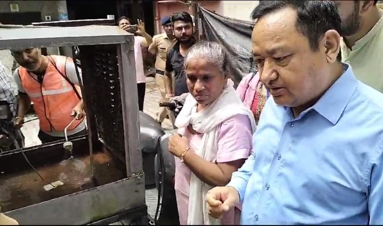 हरिद्वार: जिलाधिकारी धीराज सिंह गर्ब्याल ने सोमवार को आम जन को डेंगू के प्रति सतर्क व जागरूक करने की दृष्टि से विभिन्न क्षेत्रों का निरीक्षण किया।