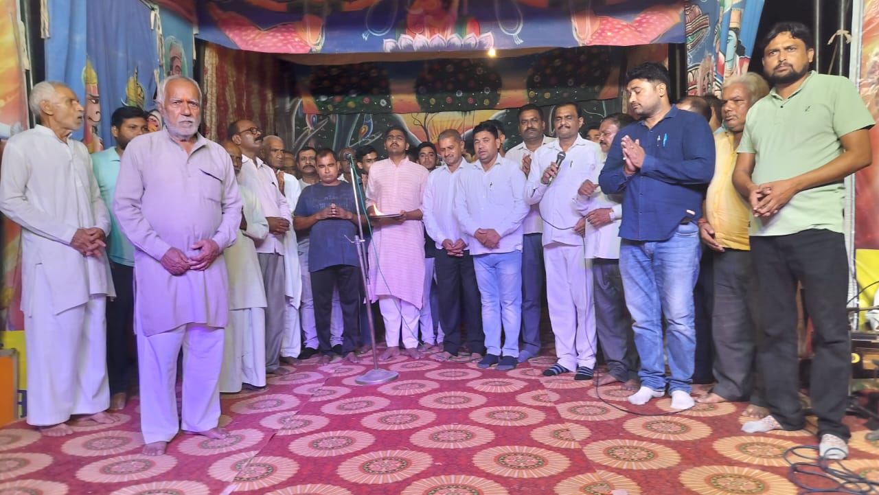 ग्राम बहादुरपुर जट में मंगलवार की देरश्याम को ग्राम प्रधान राजेश वर्मा व धर्मेन्द्र सिंह चौहान ने रामरामलीला का फीता काटकर किया शुभारम्भ।
