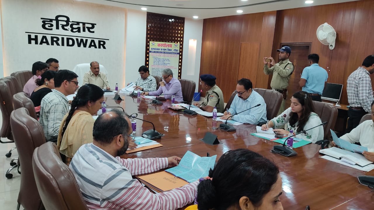 मजहर नईम नवाब(राज्य स्तरीय मंत्री) उपाध्यक्ष उत्तराखण्ड अल्पसंख्यक आयोग की अध्यक्षता में शनिवार को उपाध्यक्ष ने शिक्षा विभाग के अधिकारियों को निर्देश दिये कि जनपद में  मान्यता प्राप्त मदरसे हैं, उनका भ्रमण किया जाये, वहां की उपस्थिति रजिस्टर का भौतिक सत्यापन करने के साथ ही मदरसों में जो अध्यापक पढ़ा रहे हैं, उनका शैक्षिक स्तर क्या है, इसकी भी जांच की जाये।