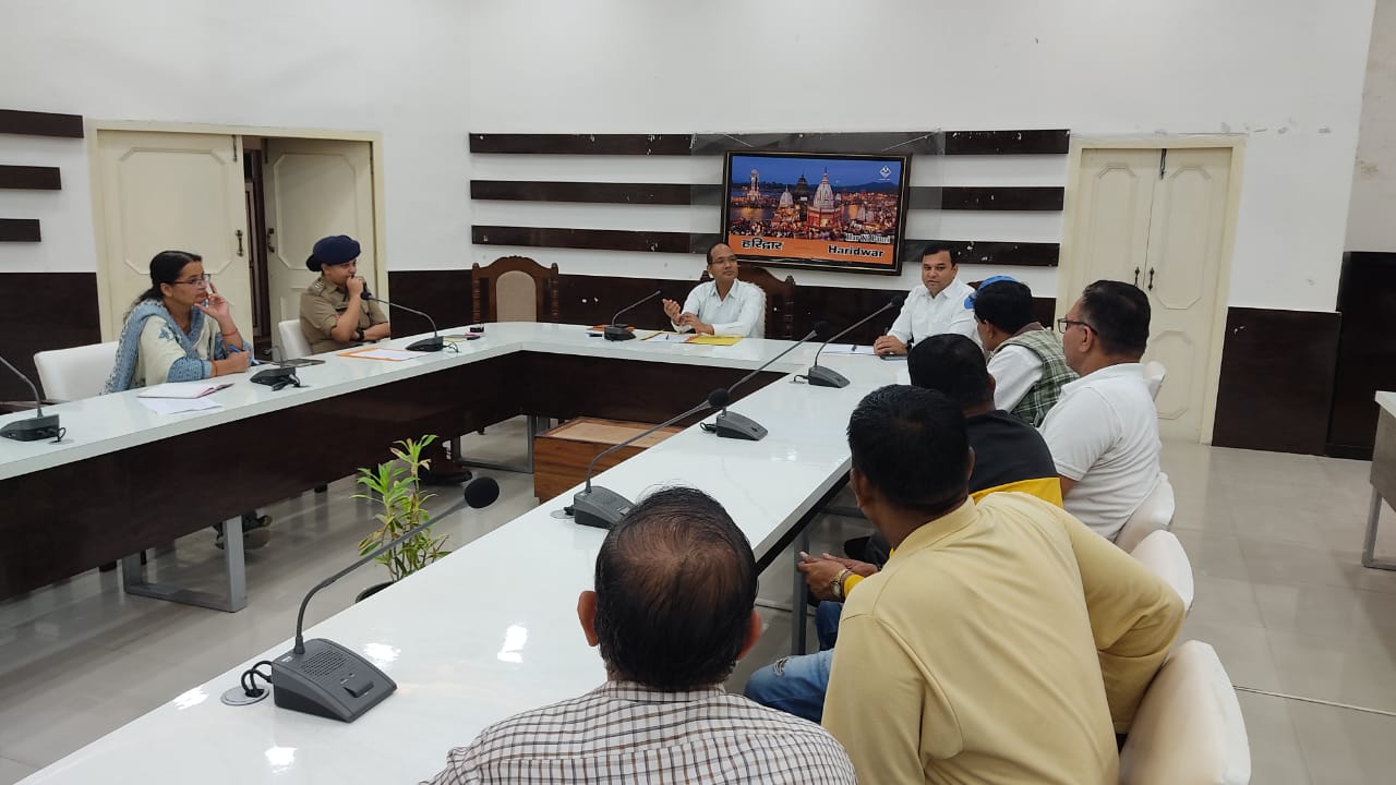 हरिद्वार: अपर जिलाधिकारी(प्रशासन) पी0एल0 शाह की अध्यक्षता में शनिवार को कलक्ट्रेट सभागार में टैक्सी ड्राईवर एवं आनर्स एसोसिएशन हरिद्वार की समस्याओं के समाधन के सम्बन्ध  में एक बैठक आयोजित हुई। 