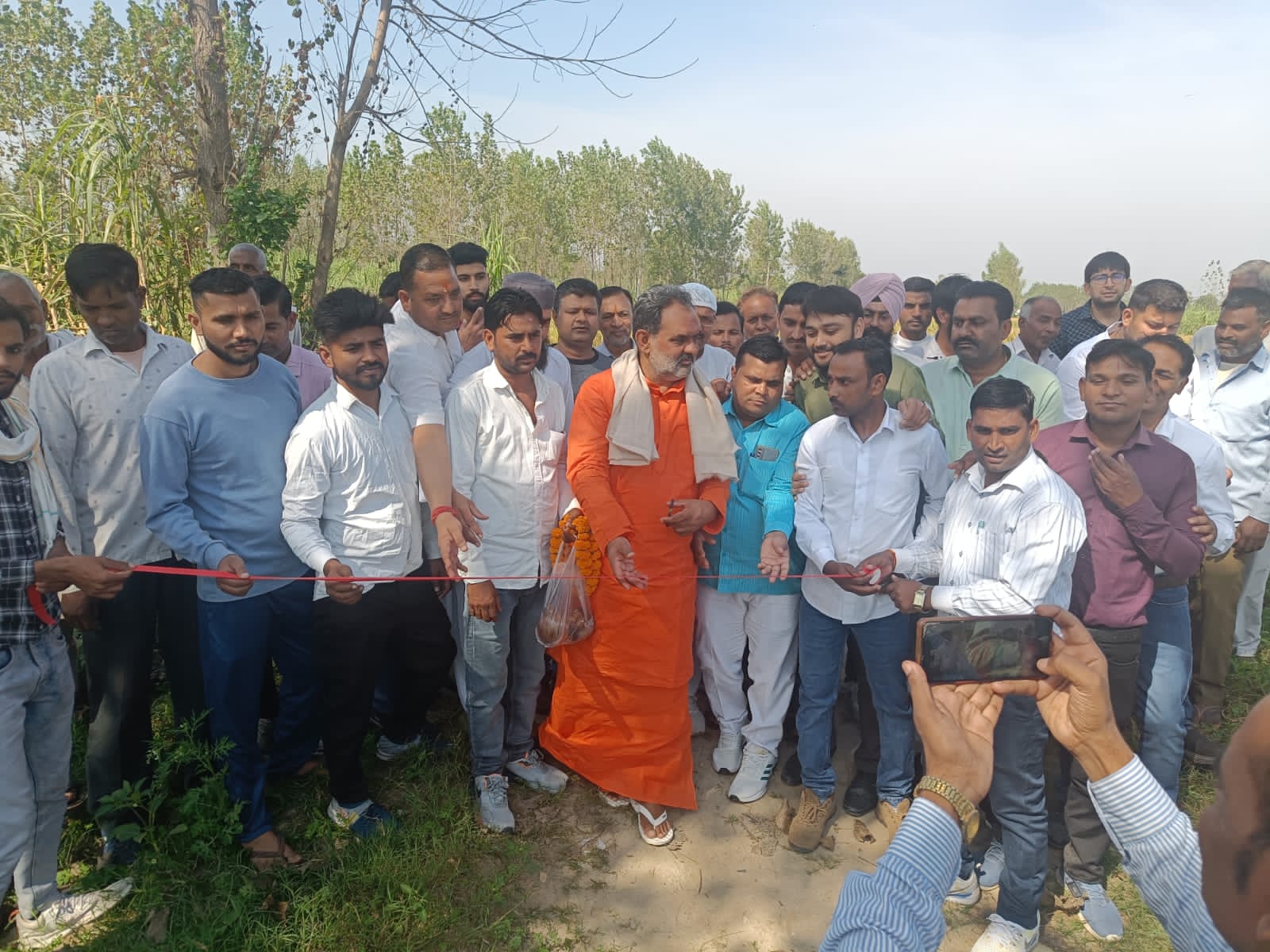 हरिद्वार पथरी क्षेत्र के गांव इब्राहिमपुर में रविवार को पूर्व कैबिनेट मंत्री स्वामी यतीश्वरानंद व जिला पंचायत सदस्य प्रतिनिधि व पूर्व प्रधान अरविंद कुमार ने गांव के शमशान घाट की चारदीवारी व इंटरलॉकिंग टाइल्स की सड़कों का किया उद्घाटन। जिसमें लगभग 50 लख रुपए की लागत से कार्य किए जाएंगे।