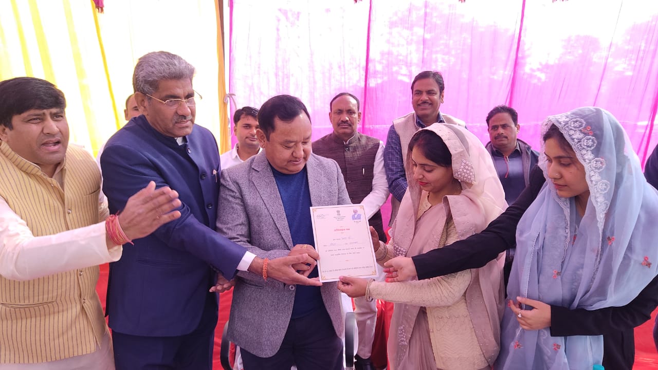         हरिद्वार: जिलाधिकारी  धीराज सिंह गर्ब्याल ने  विकसित भारत संकल्प यात्रा कार्यक्रम के अंतर्गत मंगलवार को राजकीय उच्च प्राथमिक विद्यालय मेहवड़ खुर्द रूड़की में प्रतिभाग किया। 