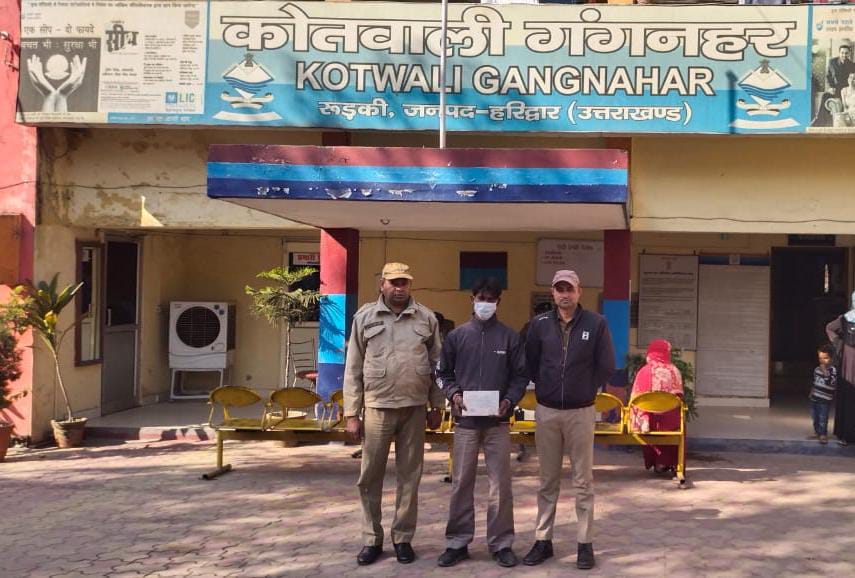 सट्टे की खाईबाड़ी करते 01 अभियुक्त को, सट्टा सामग्री व नगदी के साथ पुलिस ने किया गिरफ्तार