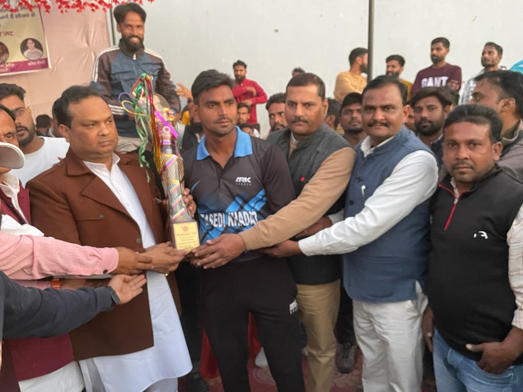 बहादुरपुर जट प्रीमियर लीग क्रिकेट प्रतियोगिता  का फाइनल मैच खेला गया फाइनल मैच  बहादुरपुर जट और बसेड़ी  की टीम के बीच खेला गया बसेड़ी में टॉस जीतकर पहले बॉलिंग चुनी।