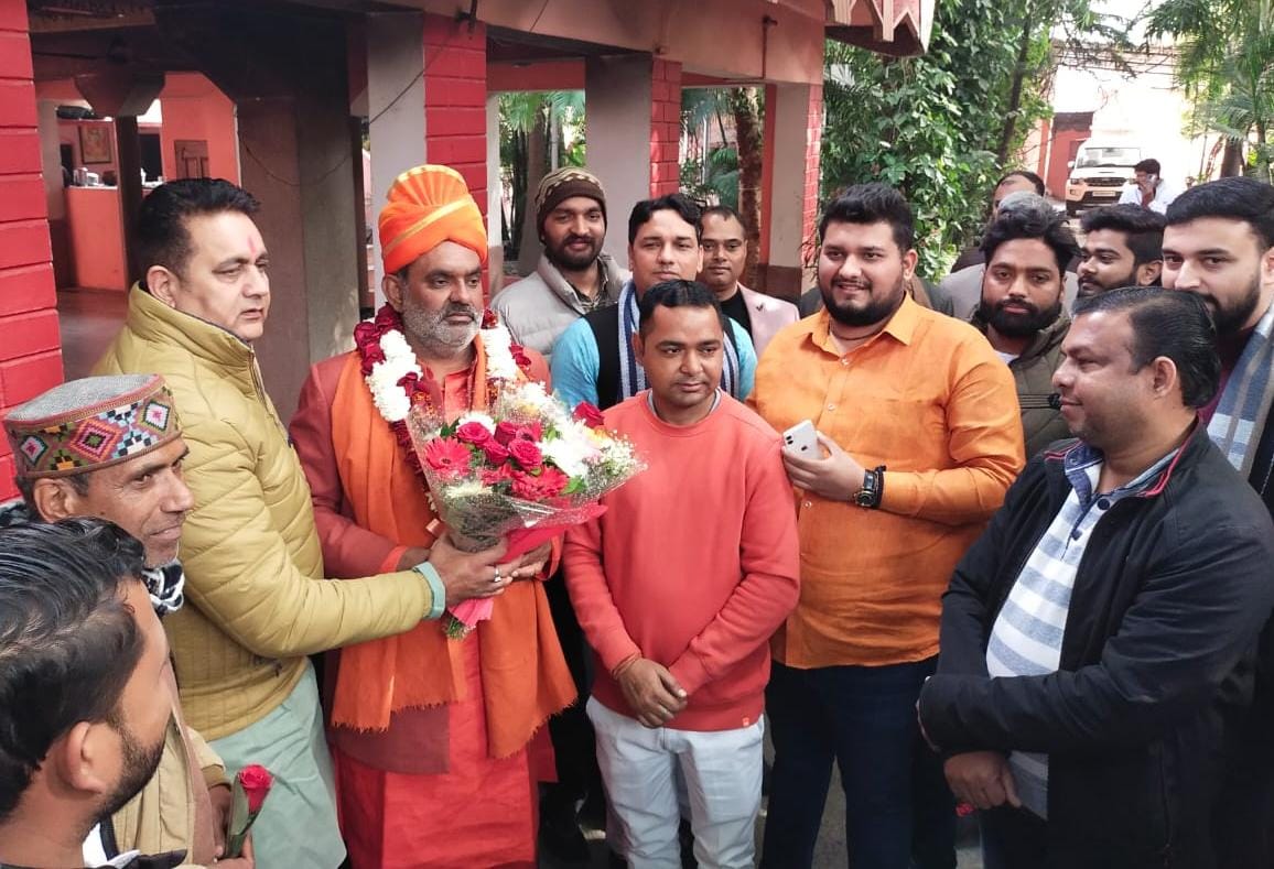 पूर्व कैबिनेट मंत्री स्वामी यतीश्वरानंद के जन्मदिन पर वेद मंदिर आश्रम में बधाई देने वालों में विधायक जिला पंचायत बोर्ड, ब्लॉक प्रमुख, ग्राम प्रधानों की लगी रही लम्बी लम्बी कतारे।   इस दौरान रक्तदान शिविर लगाकर 100 यूनिट रक्तदान कर जरूरतमंदों की मदद की तो दूसरी ओर शाम को गरीबों को कंबल वितरण किए गए। स्वामी यतीश्वरानंद ने सभी का आभार जताया।