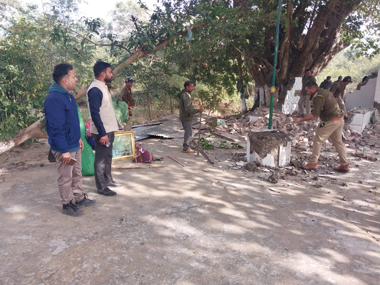  राजाजी टाइगर रिजर्व क्षेत्र में बने अवैध मजार को पुलिस, प्रशासन टीम द्वारा अवैध अतिक्रमण को हटाया गया।