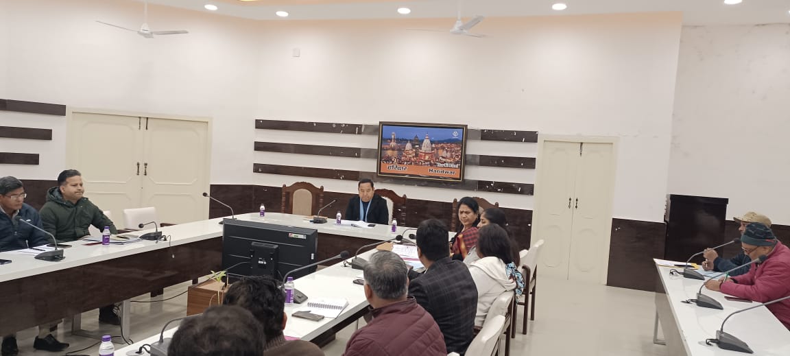 हरिद्वार जिलाधिकारी धीराज सिंह गर्ब्याल की अध्यक्षता में बुधवार को कलक्ट्रेट सभागार में  हरिद्वार शहर की ड्रेनेज मास्टर प्लॉन एवं मनसा देवी क्षेत्र में हुए भूस्खलन की रोकथाम के सम्बन्ध में  एक बैठक आयोजित हुई l
