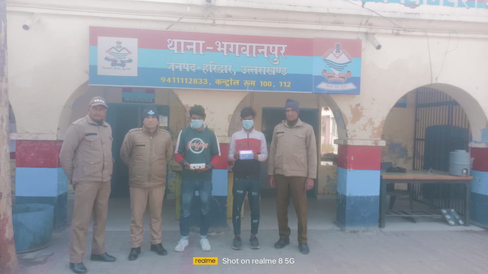 वादी के घर से 02 मोबाईल फोन व नगदी चोरी करने वाले 02आरोपी को पुलिस ने किया गिरफ्तार।  कब्जे से चोरी किये गये मोबाइल फोन व नगदी किया बरामद