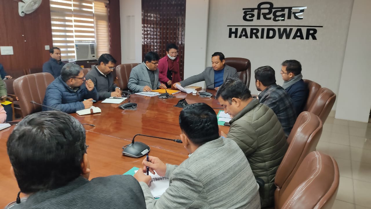 हरिद्वार जिलाधिकारी धीराज सिंह गर्ब्याल की अध्यक्षता में बृहस्पतिवार को विकास भवन सभागार में, आगामी 12 फरवरी,2024 को ऋषिकुल मैदान में वृहद रूप से प्रस्तावित मुख्यमंत्री के ’’मातृ शक्ति सम्मेलन’’(लाभार्थी संवाद) की रूपरेखा एवं तैयारी के सम्बन्ध में एक बैठक आयोजित हुई।