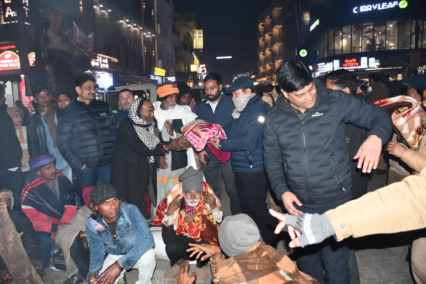 कोहरे और सर्द हवाओं से बेहाल लोगों के बीच पहुंचे DM धीराज सिंह गर्ब्याल व SSP प्रमेन्द्र डोबाल