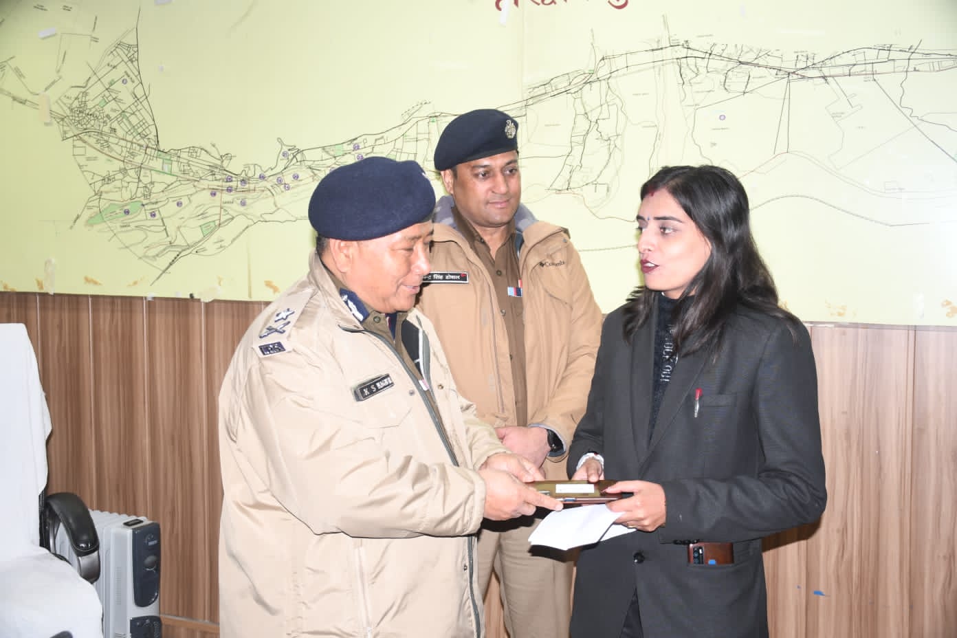 आईजी गढ़वाल रेंज व SSP हरिद्वार के हाथों तोहफा पाकर खिल उठे लोगों के चेहरे  हरिद्वार पुलिस अब तक बरामद कर चुकी है 01 करोड़ 61 लाख रुपए के मोबाइल फोन बरामद,क्राइम सेल ने करीब 55 लाख रुपए के मोबाइल फ़ोन बरामद किए हैं। 