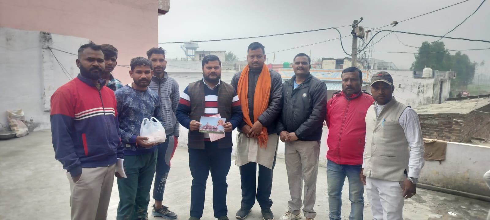  ग्राम बिशनपुर में अयोध्या से आए पूजित अक्षत का वितरण शुरू किया गया।