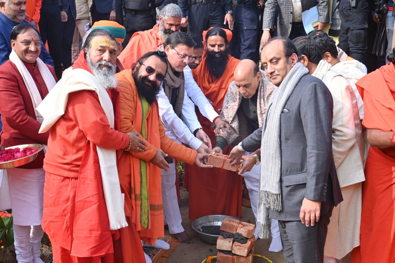 केंद्रीय रक्षा मंत्री, राजनाथ सिंह ने शनिवार को स्वामी दर्शनानन्द गुरूकुल महाविद्यालय, हरिद्वार में मुख्यमंत्री पुष्कर सिंह धामी, मध्य प्रदेश के मुख्यमंत्री डॉ. मोहन यादव, केन्द्रीय कानून मंत्री अर्जुन राम मेघवाल एवं योग गुरु स्वामी रामदेव की उपस्थित में ’पतंजलि गुरूकुलम’ एवं ’आचार्यकुलम’ का भूमि पूजन कर शिलान्यास किया। 