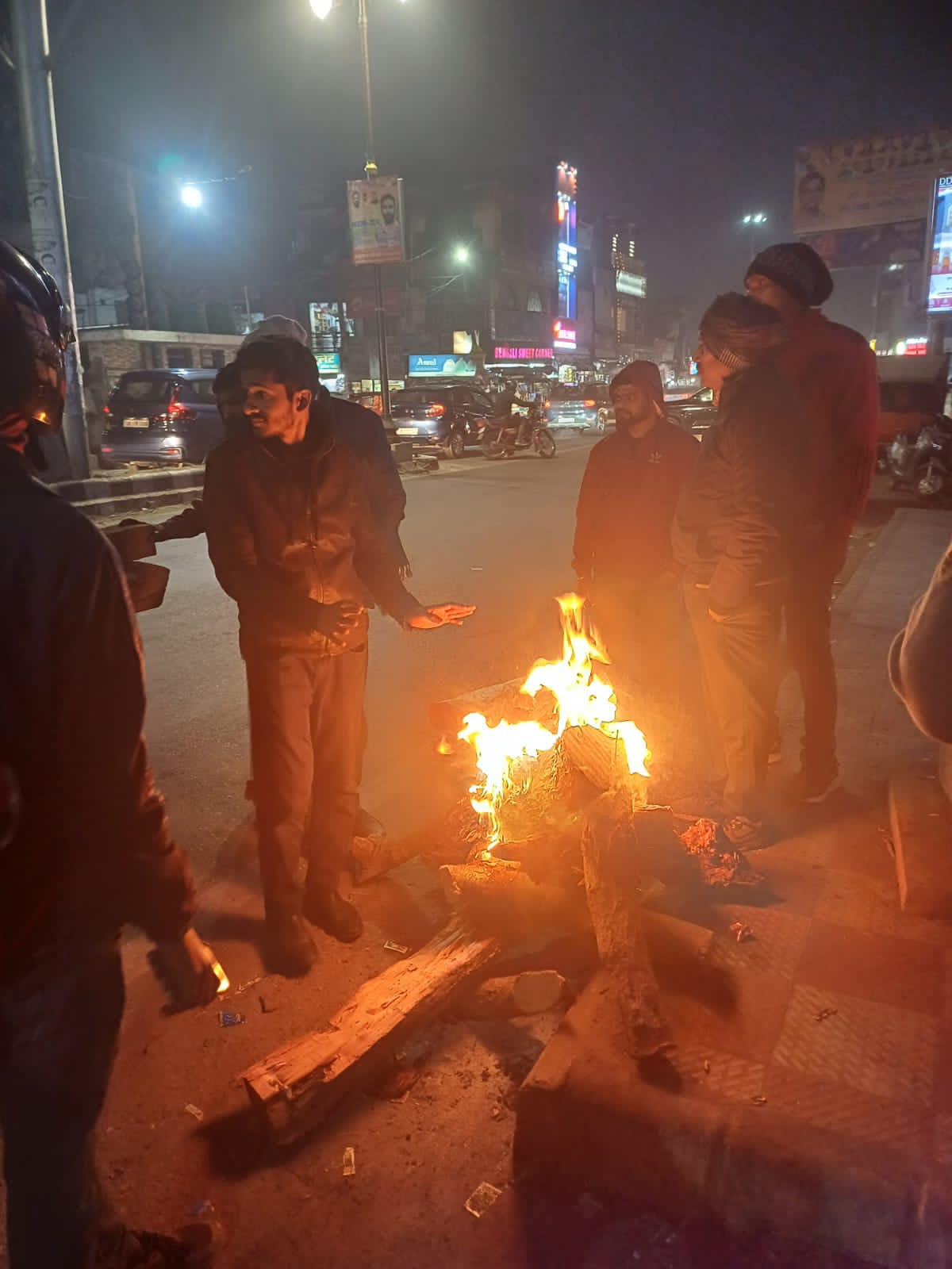 जिलाधिकारी के निदेश अलाव जलाने या कम्बल वितरण की आवश्यकता महसूस हो तुरंत व्यवस्था की जाये  जनपद के 194 स्थानों में की गयी है अलाव जलाये जाने की व्यवस्था 