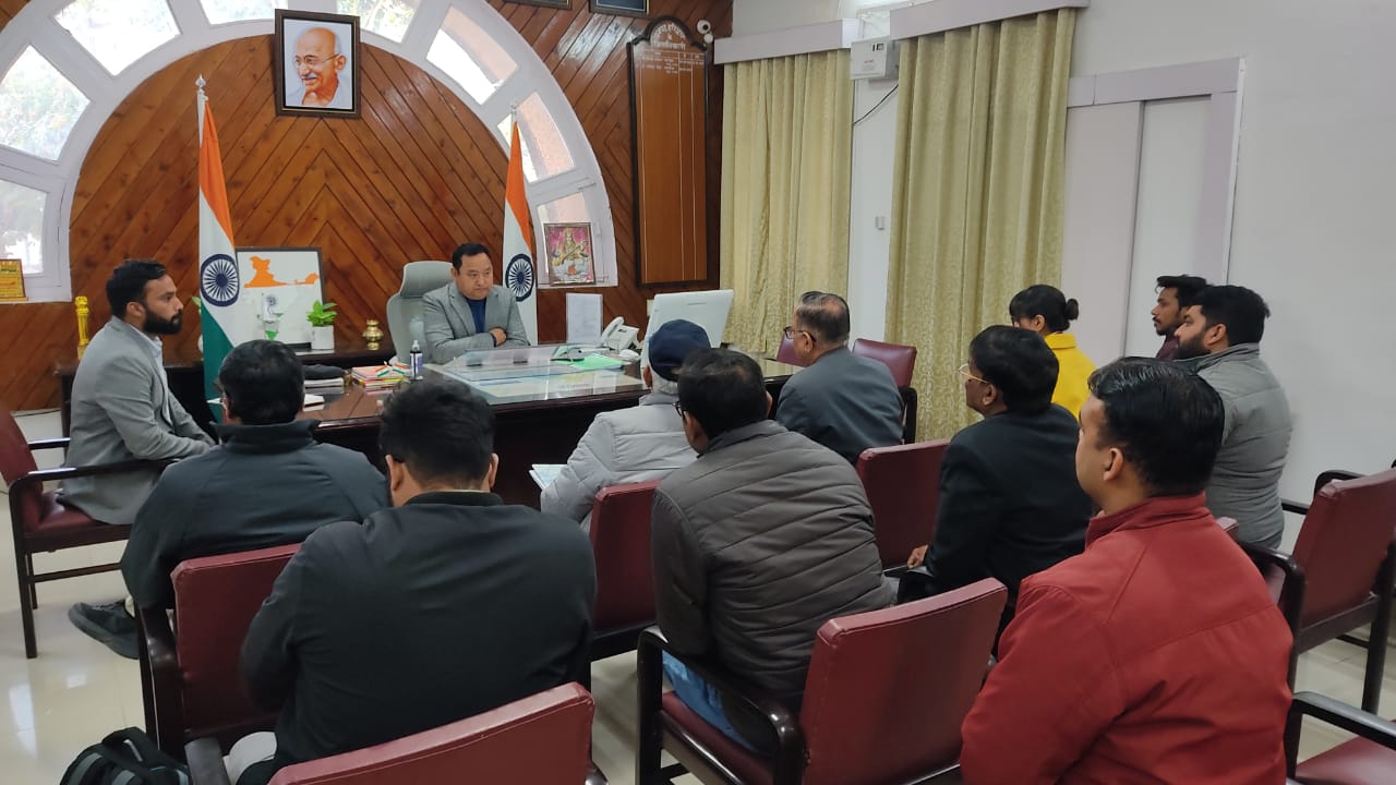हरिद्वार जिलाधिकारी धीराज सिंह गर्ब्याल की अध्यक्षता में कलक्ट्रेट में हरिद्वार पुनर्विकास परियोजना के सम्बन्ध में एक बैठक आयोजित हुई। 
