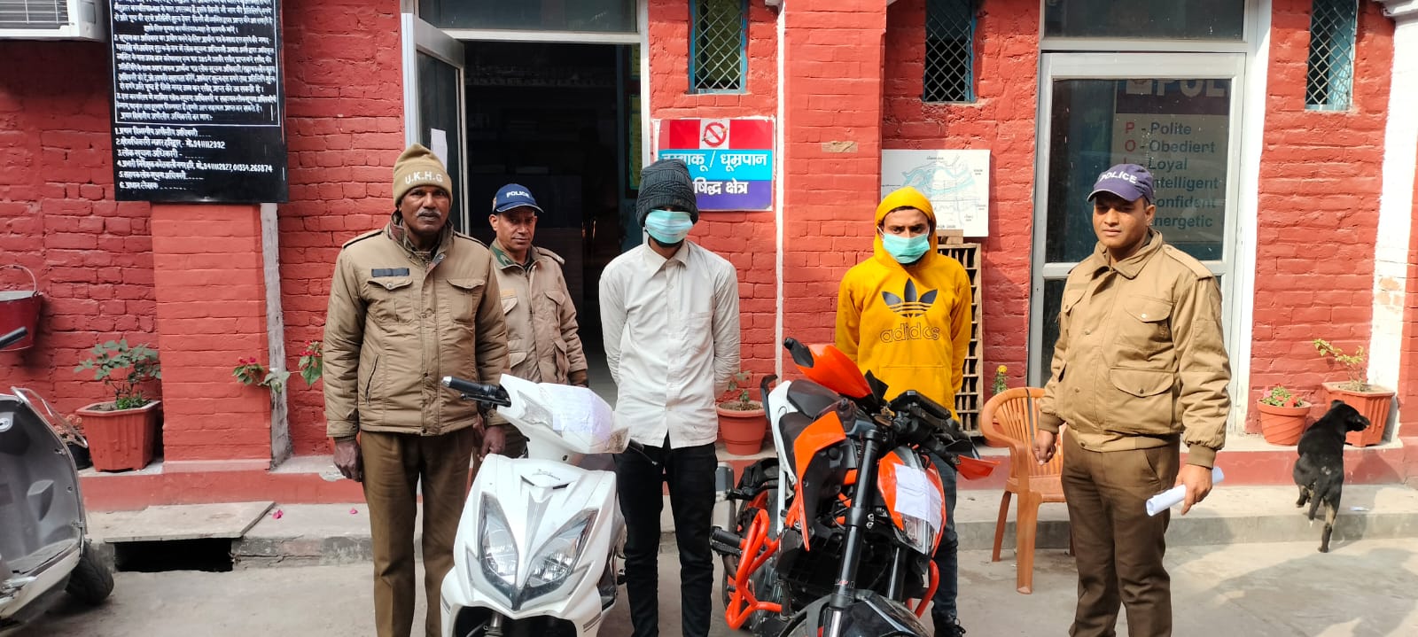 दुपहिया वाहन चोरी के 02 अभियुक्त आरोपियों को पुलिस ने किया गिरफ्तार। चोरी की बाइक व स्कूटी बरामद
