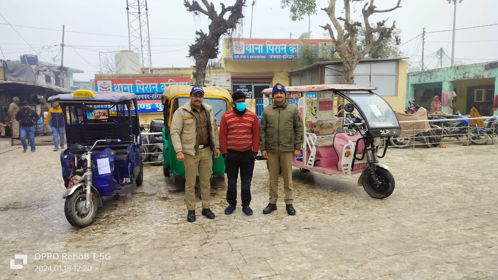 एक शातिर चोर को मय चोरी 1 टेम्पो 02 ई-रिक्शा साथ पुलिस ने किया गिरफ्तार।